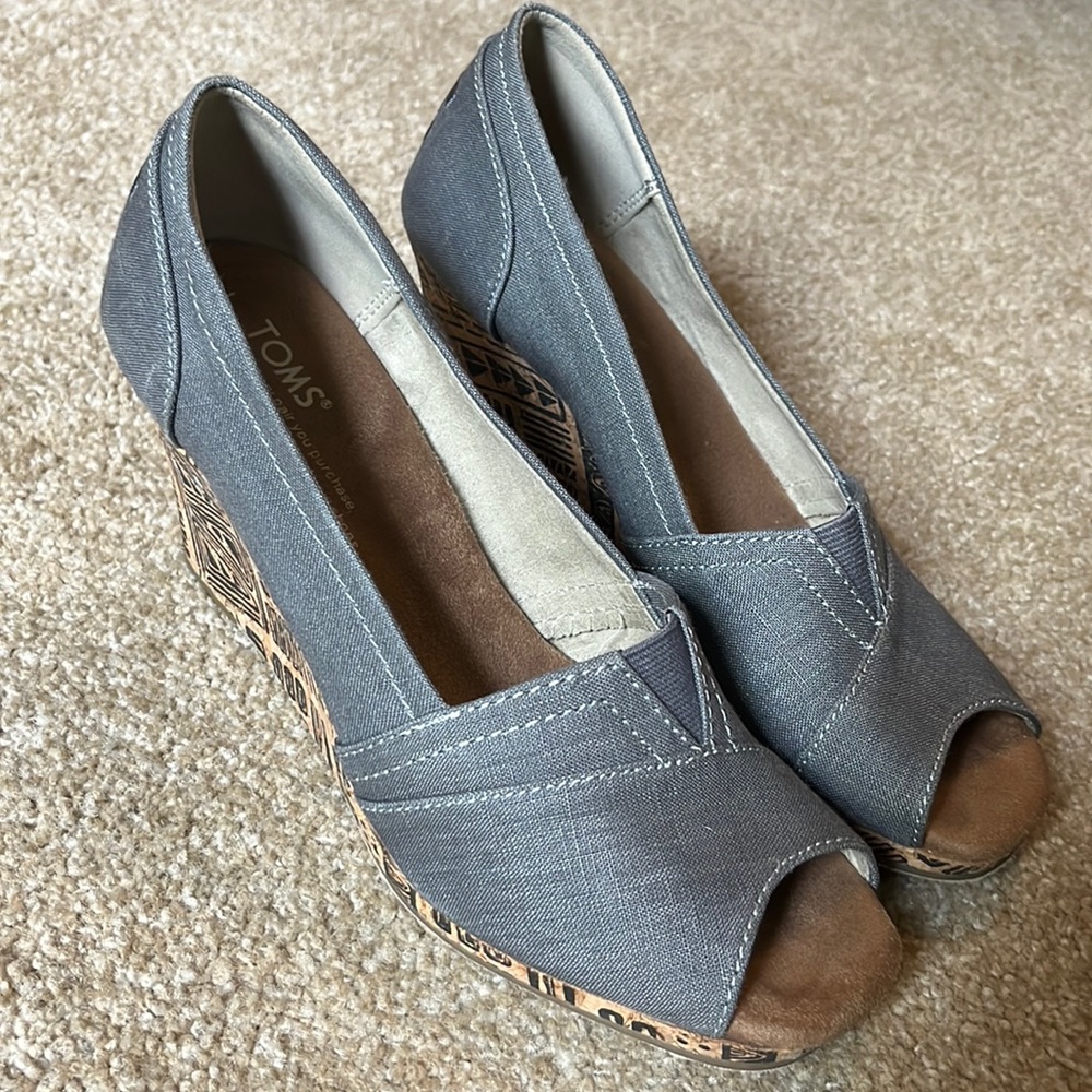 Tom’s wedges. Open toe. Canvas. Size 7